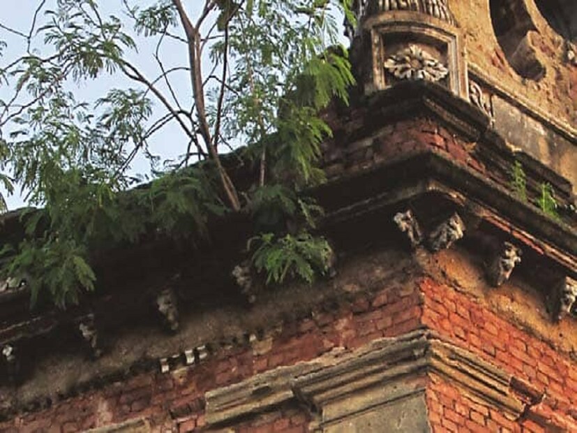 পুতুলবাড়ি-নামটি যত মিষ্টি, এই বাড়ির ইতিহাস ততধিক ভয়ানক। সাবেকি উত্তর কলকাতার ইতিহাসের সাক্ষী এই বাড়িটি আজ কলকাতার অন্যতম অভিশপ্ত বাড়ি বলে খ্যাত। গঙ্গারধারে অবস্থিত এই পোড়োবাড়িটি দেখলে মনে হবে এই বুঝি ভেঙে পড়ল। 