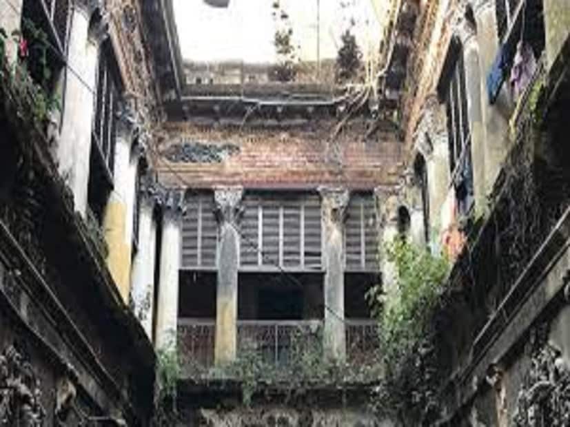 বাড়ির একতলায় গেঞ্জির কারখানায় হাতে গোনা কয়েকজন কাজ করেন। আর বন্ধ দোতলার ঘর গুলোতে সাজানো আছে অসংখ্য পুরনো পুতুল। এককালে বাবুদের আসর বসত এই দু'তলায়, হত বাইজিদের নাচ। 