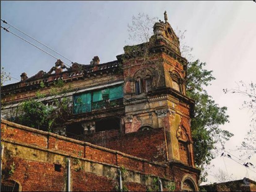আহিরীটোলায় অবস্থিত এই বাড়িটি নিয়ে আজও রহস্যের শেষ নেই। এই বাড়িটিতে এখনো রাত্রি হলে কেউ আর দোতলা বা তিনতলায় ওঠার সাহস পান না। শুধুমাত্র রাত্রিবেলা নয়, ভরদুপুরে অশরীরীর উপদ্রব বুঝতে পারা যায়। তবে এই বাড়িটির পিছনে একটি ছোট রহস্য গল্প রয়েছে। এক সময় বাড়িটিতে এক বড়লোক বাস করতেন। 