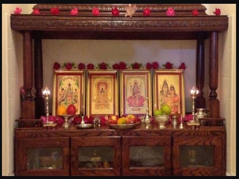 বাস্তুবিদ জানান কোনও দেব-দেবীর বসা ছবি বাড়ি, দোকান বা অফিসে লাগানো একেবারেই উচিত নয়। দেব-দেবীর এই ধরনের ছবি ভুলেও বাড়িতে রাখবেন না। বাস্তুমতে, এই ছবি লাগালে দেব-দেবী রুষ্ট হন। এতে পরিবারের অমঙ্গল হয়।