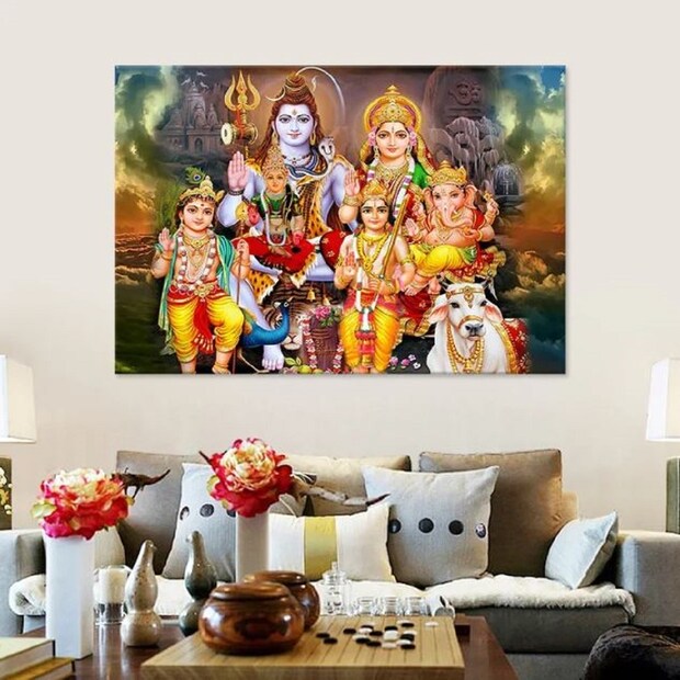 এই ব্যাপারে বাস্ত বিশেষজ্ঞ শ্রী রামকৃষ্ণ শাস্ত্রী জানান, অনেকেই না জেনে দেব দেবীর মূর্তি স্থাপন করেন। সব দেবীর মূর্তি রাখার নির্দিষ্ট একটি নিয়ম থাকে। বাড়ির শোয়ার ঘরে সব ধরনের মূর্তি রাখতে নেই। বাস্তুমতে, বাড়ি, অফিস বা দোকানে পুজোর ঘর নির্দিষ্ট নিয়মে মূর্তি রাখা উচিত।