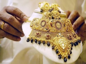 বাড়িতেই নতুনের মতো চকচকে করে নিন সোনার গয়না! লাগবে সামান্য এই কয়েকটা জিনিস