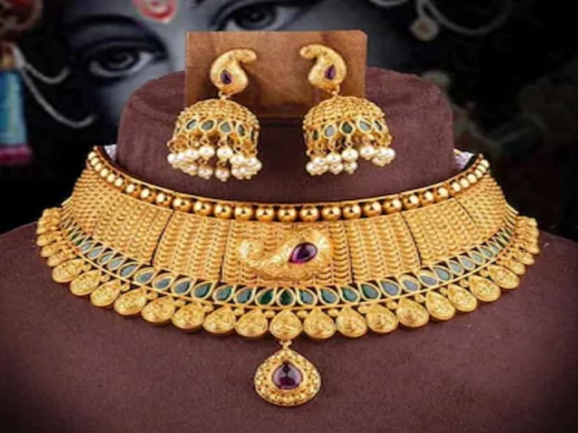 সোনার প্রতি ইতিবাচক দৃষ্টিভঙ্গী: সোনায় বিনিয়োগের ক্ষেত্রে সবুজ সংকেত দিয়েছে মতিলাল অসওয়াল। ব্রোকারেজ ফার্ম মনে করছে, ১০ গ্রাম সোনার দাম ৮১ হাজার টাকা পর্যন্ত উঠতে পারে। তাই হলুদ ধাতুর ‘পতনের সময় কেনা’-র পরামর্শ দিয়েছে তারা। মতিলাল অসওয়াল ৬৯ হাজার টাকায় ১০ গ্রাম সোনা কেনার পরামর্শ দিয়েছে বিনিয়োগকারীদের। এভাবে প্রতি ১০ গ্রাম সোনায় ১২ হাজার টাকার লাভ মিলতে পারে।