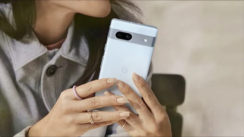 অপটিক্সের পরিপ্রেক্ষিতে, Pixel 8a ফোনের পিছনে একটি ডুয়াল ক্যামেরা সেটআপ রয়েছে। যার মধ্যে একটি ৬৪MP প্রাথমিক সেন্সর ওআইএস-সহ একটি ১৩MP আল্ট্রা-ওয়াইড অ্যাঙ্গেল লেন্স রয়েছে৷