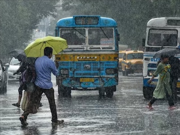 অবশেষে মিলল কলকাতায় বৃষ্টির পূর্বাভাস। 