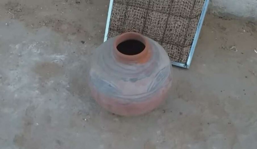 রাখার সময় দেখবেন, তিনটি গর্তই নীচে থাকা উচিত এবং পাম্পটি তুলে সাবধানে পাত্রের ভিতরে রাখতে হবে। এবার কুলারের ট্যাঙ্কে জল ভরে দিন। খেয়াল রাখবেন পাত্রে সরাসরি জল ঢালবেন না।