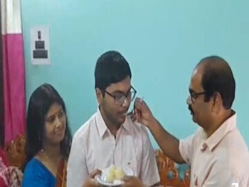 প্রথম স্থানে থাকা অভীক দাস