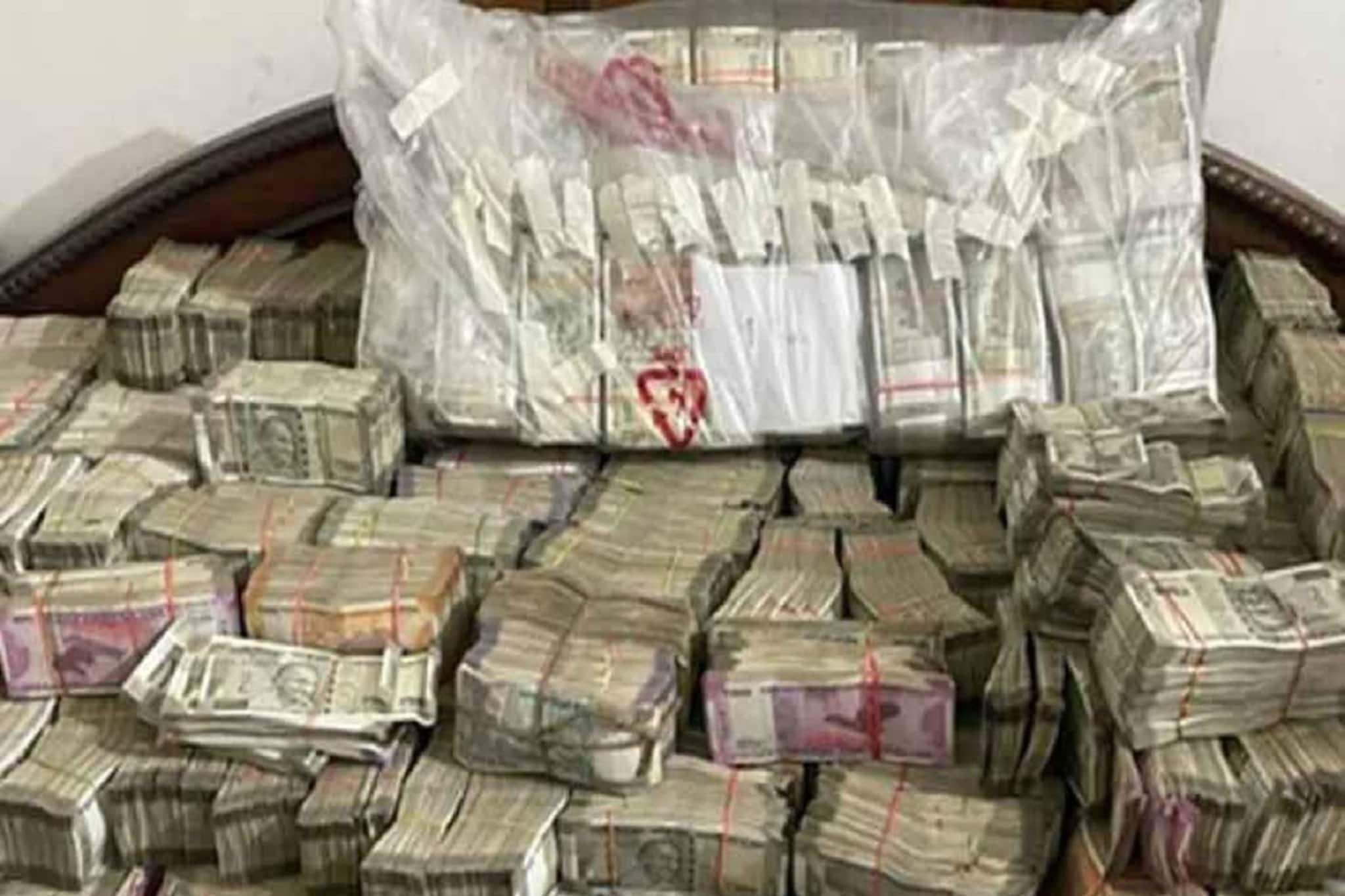 কোটি টাকার খোঁজ, কলকাতার ১০ জায়গায় ইনকাম ট্যাক্স রেইড!এক জায়গা ঘিরেই তুমুল চর্চা