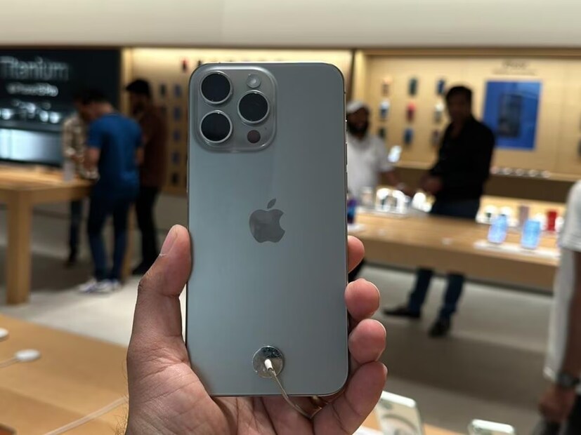 নতুন আইফোন কিনতে চাইলে iPhone 15 ভাল বিকল্প। এর অনেকগুলো কারণ রয়েছে। বর্তমানে এটাই ইউএসবি-সি পোর্ট, ডায়নামিক আইল্যান্ড এবং 48 মেগা পিক্সলের ক্যামেরা-সহ সবচেয়ে সাশ্রয়ী আইফোন। শোনা যাচ্ছে, iPhone 16-এও iPhone 15-এর মতোই স্পেসিফিকেশন থাকবে। সেই দিক থেকে বিচার করলে iPhone 15 কেনাই লাভজনক।