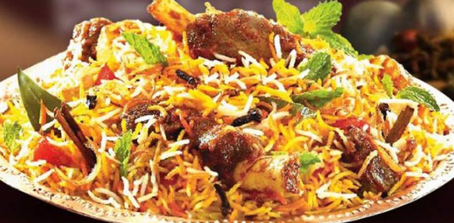 বাংলাদেশের ঢাকার বিখ্যাত কাচ্চি বিরিয়ানির রেসিপি এখন আবার এ পার বাংলার রেস্তোরাঁতেও। তবে এই বিরিয়ানির হাঁড়ি ছাড়াও যে জিনিসটি চোখ টানে তা হল এই হাঁড়ির সঙ্গে পেঁচানো লাল কাপড়। অনেকেই নিশ্চয়ই লক্ষ্য করেছেন এই একটি বিষয়?