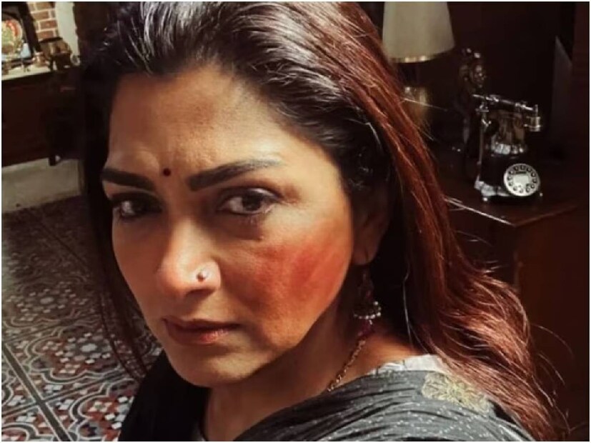 ১৯৮৫ সালে তিনি ১৫ বছর বয়সে বলিউড অভিনেতা জ্যাকি শ্রফের বিপরীতে ‘জানু’তে প্রধান চরিত্রে আত্মপ্রকাশ করেন। 