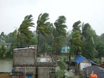 উত্তর সিকিমে ভারী বর্ষণ, ফুঁসছে তিস্তা!  ঝড় বৃষ্টিতে গাছ ভেঙে বিপত্তি! নেই বিদ্যুৎ
