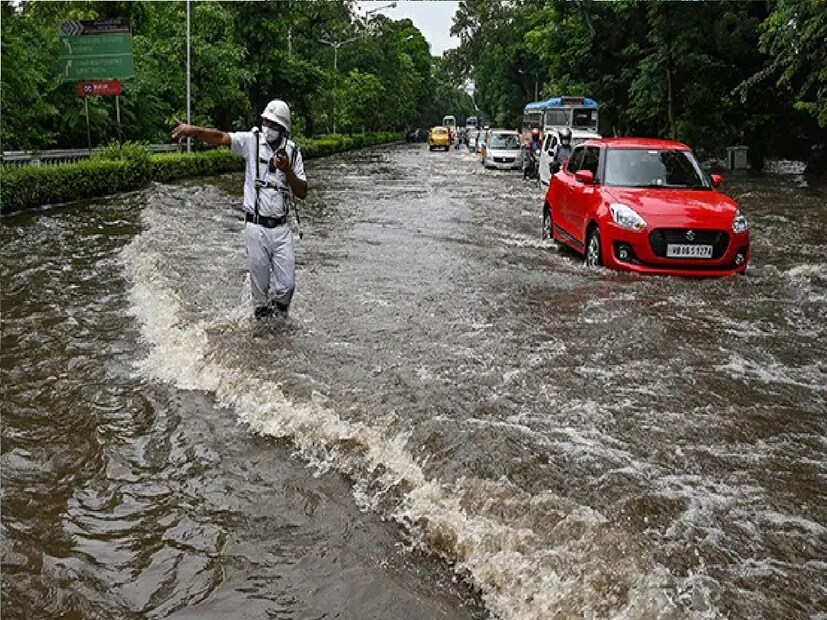 *উত্তর প্রদেশ থেকে বাংলাদেশ পর্যন্ত অক্ষরেখা, যা গাঙ্গেয় পশ্চিমবঙ্গের উপর দিয়ে গিয়েছে। এই জোড়া ফলায় উত্তর ও দক্ষিণ-দুই বঙ্গেই বৃষ্টি শুরু হয়েছে। আগামিকাল, শনিবার থেকে বৃষ্টি আরও বাড়বে দক্ষিণবঙ্গে।