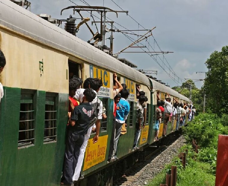 PQWL পুলড কোটা ওয়েটিং লিস্ট (Pooled Quota Waiting List) অর্থাৎ ট্রেন যেখান থেকে ছাড়বে সেই স্টেশন থেকে বা সেই ট্রেনের যাত্রাপথের মধ্যবর্তী কোনও স্টেশন থেকে টিকিট কাটলেও গন্থব্যস্থলের মাঝেই কোনও স্টেশন অবধি টিকিট কাটা হয় সেক্ষেত্রে এই ওয়েটিং লিস্ট প্রযোজ্য।