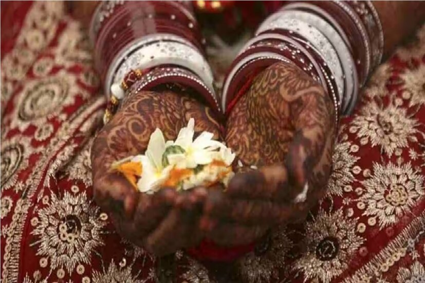 এসব বিষয়ে খেয়াল না রাখলে ব্যক্তিকে নানা ধরনের সমস্যায় পড়তে হয়। কখনও কখনও এটি বিচ্ছেদ এবং বিবাহবিচ্ছেদের দিকে নিয়ে যায়। তাই এ থেকে বাঁচতে সদ্য বিবাহিত দম্পতির ঘরে এসব জিনিস রাখা থেকে বিরত থাকুন। 