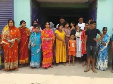 পরিবারের সদস্যেরা।