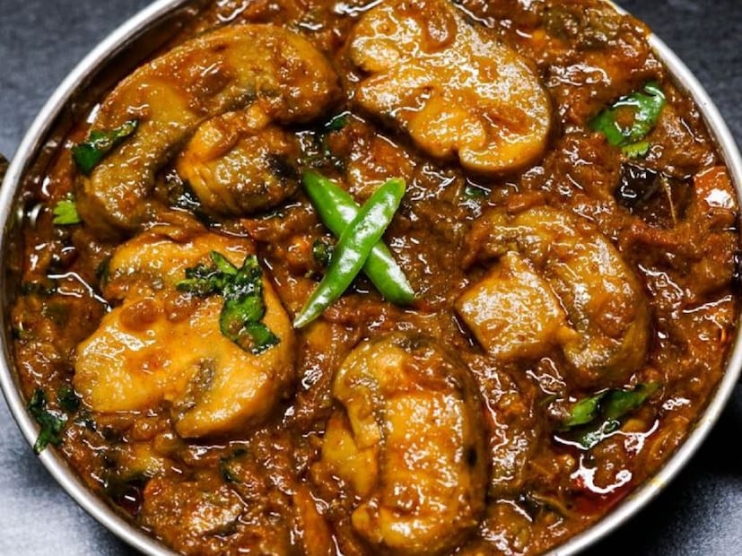 গ্রাম বাংলার বহু প্রাচীন সবজি মাশরুম। ইদানীং বাঙালির রান্নাঘরেও বেশ জনপ্রিয়। খুব কম সবজিতেই এমন স্বাদ ও স্বাস্থ্যের মিশেল মেলে যা রয়েছে মাশরুমে। গবেষকরা বলছেন, মাশরুমেই রয়েছে 'অমরত্বের বীজ'! 