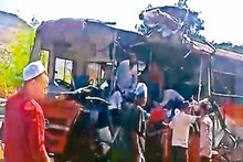 ভয়াবহ!ভরা বাসে ধাক্কা ট্রাকের,মুহূর্তে মৃত্যুমিছিল!দুমড়ে যাওয়া বাসে শুধু কান্না