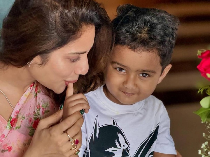 যে প্রশ্নটির উত্তর এতদিন ধরে খুঁজেছেন ভক্তরা, তা মিলল এই বছর মাতৃদিবসে। ছবি দেখে স্পষ্ট বোঝা গেল, একেবারে বাবার মতো দেখতে হয়েছে ঈশান। যশের চেহারা যেন বসানো তাঁর ছেলের মুখে।