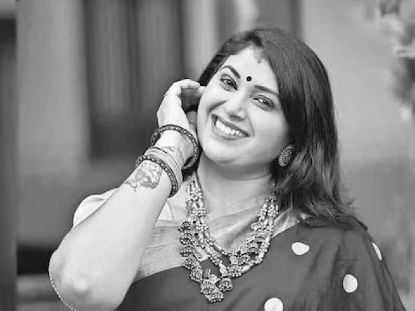 শুক্রবার তাঁর মৃত্যুর খবর তেলেগু টেলিভিশন ইন্ডাস্ট্রিকে চমকে দিয়েছে। অদ্ভুত ঘটনা, দিন কয়েক আগে মারাত্মক পথদুর্ঘটনায় তাঁর সহ-অভিনেত্রী, নায়িকা পবিত্রা জয়রামের মৃত্যু হয়েছে। তার পরই নায়কের আত্মহত্যার ঘটনা প্রকাশ্যে এল।
