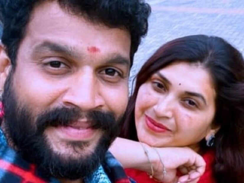 চন্দ্রকান্তের বাবার পুলিশকে দেওয়া একটি বিবৃতি অনুসারে, অভিনেত্রীর অকালমৃত্যুর পর থেকেই হতাশায় ভুগছিলেন তিনি। চন্দ্রকান্ত এবং পবিত্রা ‘ত্রিনয়নী’ ধারাবাহিকে একসঙ্গে অভিনয় করতেন।