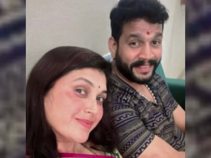 একটি পোস্টে লেখা ছিল, ‘পাপা (পবিত্রাকে যে নামে ডাকতেন) এটাই আমাদের একসঙ্গে তোলা শেষ ছবি। তোমাকে ছাড়া আমি পারছি না আর। শুধু একবার আমাকে 'মাম্মা' বলে ডাকো প্লিজ। ফিরে এসো।’ 