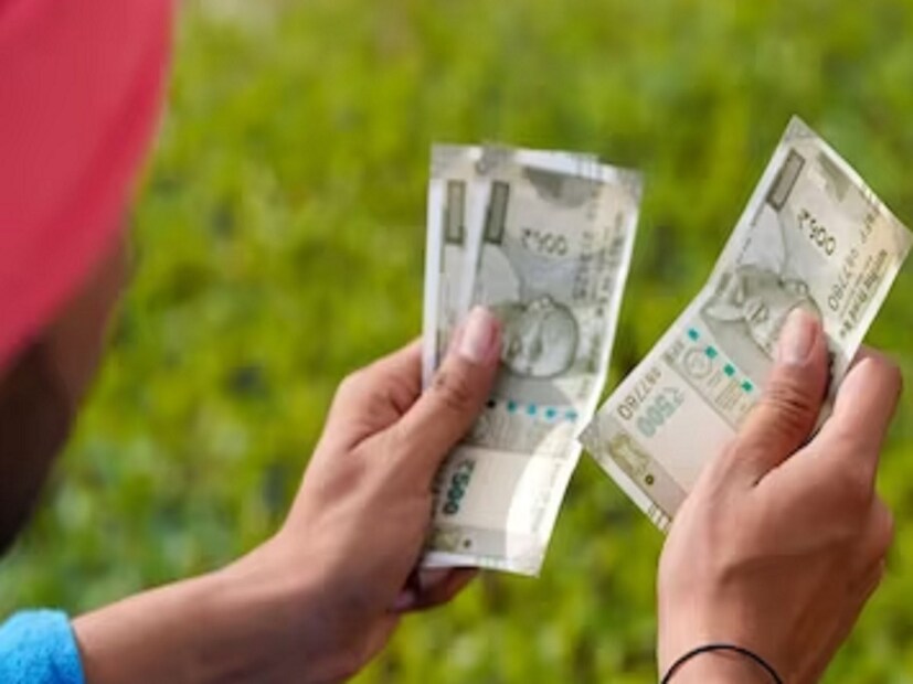প্রধানমন্ত্রী কিষাণ সম্মান নিধি যোজনা (PM Kisan Sanman Nidhi):কেন্দ্রীয় সরকার কৃষকদের জন্য প্রধানমন্ত্রী কিষাণ সম্মান নিধি যোজনাও এনেছে। অনেক কৃষক ইতিমধ্যেই এই প্রকল্পের আওতায় উপকৃত হচ্ছেন। প্রধানমন্ত্রী কিষাণ সম্মান নিধি যোজনার অধীনে, রেশন কার্ডধারীরা বার্ষিক ৬,০০০ টাকা পান। তিন কিস্তিতে পেমেন্ট করা হবে। অর্থাৎ ২,০০০ টাকা সরাসরি কৃষকদের ব্যাঙ্ক অ্যাকাউন্টে জমা হয়৷
