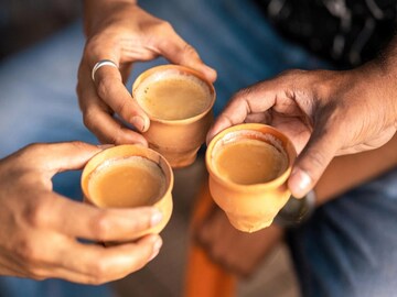 প্রতি সেকেন্ডে গোটা বিশ্বের মানুষ কত কাপ চা খান জানেন? চিনের সঙ্গে চা-এর কী যোগ? প্রতি সেকেন্ডে গোটা বিশ্বের মানুষ কত কাপ চা খান জানেন? চিনের সঙ্গে চা-এর কী যোগ?