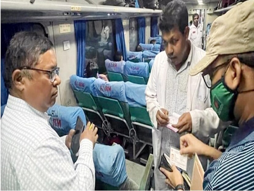 টিটিই-র কাছেও একটি মেশিন থাকে, সেখান থেকেই আপনাকে টিকিট দিয়ে দেবেন টিটিই। এক্ষেত্রে আপনাকে টিকিটের মূল্যের সঙ্গে অতিরিক্ত ২৫০ টাকা জরিমানা বাবদ দিতে হবে।