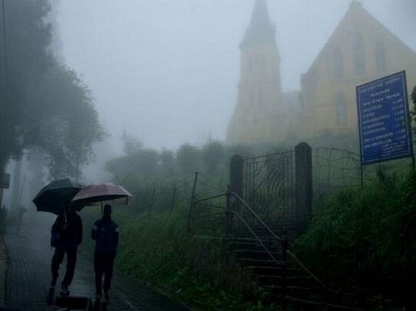 এদিকে শুক্রবার পর্যন্ত Cyclone Remal-র ল্যান্ডফল  কোথায় হতে পারে এই প্রশ্নে আইএমডির আপডেট ছিল বাংলাদেশের খেপুপাড়া ও পশ্চিমবঙ্গের সাগরদ্বীপের মাঝামাঝি কোথাও হবে ল্যান্ডফল৷
