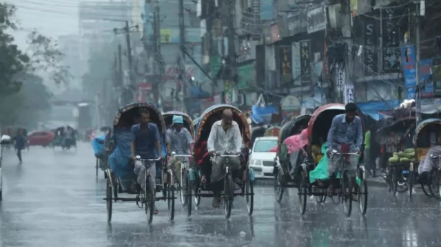 এদিন জরুরি পরিষেবা প্রদানকারী পুলিশ, সাংবাদিক, তথা ডাক্তারদের কাজের কথা তুলে ধরে সবাইকে ধন্যবাদ জ্ঞাপন করে ডাক্তারবাবু জানান, এই তীব্র দাবদহের মধ্যে যেভাবে পুলিশ, সাংবাদিক এবং ডাক্তাররা সাধারণ মানুষের জন্য নিরলস পরিশ্রম করে চলেছে তাতে করে তাদের সুস্থ থাকা জন্য বিশেষ ভাবে ছাতা এবং সাদা কাপড় ব্যবহার করার পরামর্শ দিয়েছেন তিনি। (Reported By: Mainak Debnath)