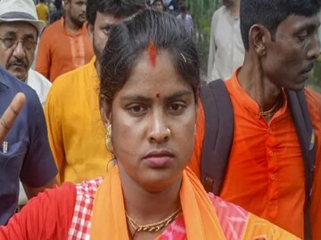 হাইকোর্টে রেখা