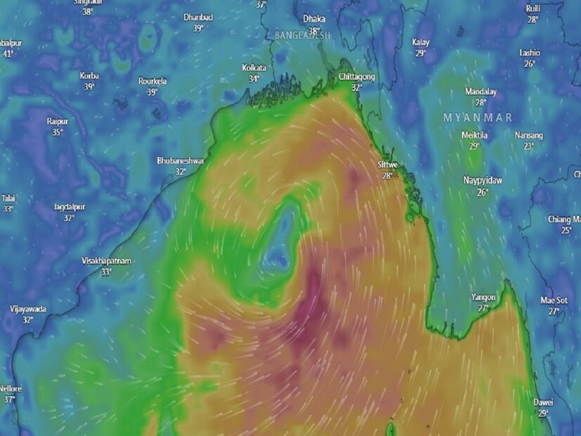 গতকালের রাতে ঝড়ে বন্ধ হল জলপাইগুড়ি চালহাটি রোড। জানা গিয়েছে এই দিন ঝড়ের তাণ্ডবে বেশ কয়েকটি বড় আকৃতির গাছ জলপাইগুড়ি চালহাটি দেবনগর সংলগ্ন এলাকায় পড়ে গিয়েছে। বিদ্যুতের তার ছিঁড়ে পড়ার কারণে বিদ্যুৎহীন অবস্থায় রয়েছে এই এলাকার বাসিন্দারা বলে জানা যায় । রাস্তায় চলাচল একেবারেই বন্ধ হয়ে গেছে।
