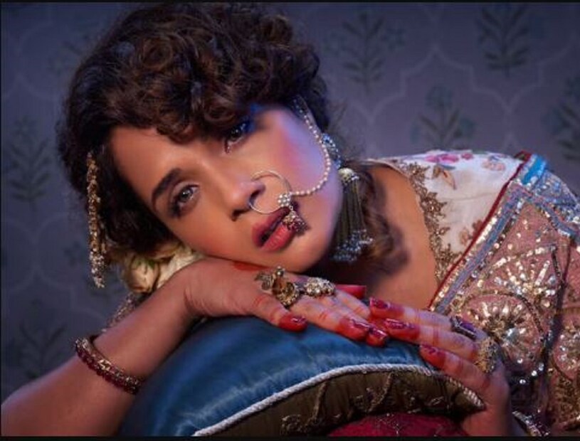 রিচা বলেন, “বিয়ের ১০-১৫ দিন আগেই আমি ‘হিরামান্ডি’-র শ্যুটিং শুরু করেছিলাম। আর সেই সময় কিংবা অদূর ভবিষ্যতে মাতৃত্বের কথা আমি ভাবিইনি।”
