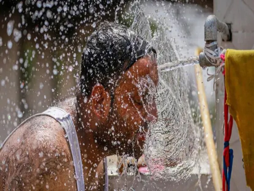 ১৭ মে শুক্রবার থেকে তাপমাত্রা অনেকটাই বাড়বে বিহার, উত্তরপ্রদেশ, হরিয়ানা, চণ্ডীগড়, দিল্লি পঞ্জাব এবং মধ্যপ্রদেশে। তাপপ্রবাহের একটি স্পেল আসতে পারে দেশের বিভিন্ন রাজ্যে। সৌরাষ্ট্র ও কচ্ছে গরম ও অস্বস্তিকর আবহাওয়া বজায় থাকবে। তাপমাত্রা স্বাভাবিকের তুলনায় বেশি থাকবে পশ্চিম রাজস্থান ও গুজরাতের কিছু অংশে।