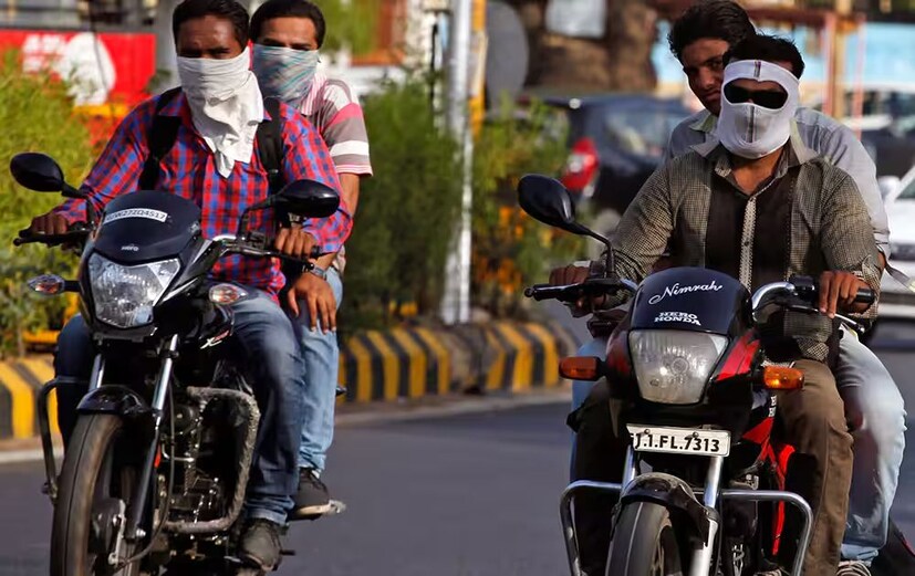 শনিবার উত্তরের মালদহ ও দিনাজপুরে তাপপ্রবাহের সতর্কতা থাকছে। দক্ষিণবঙ্গের পশ্চিম মেদিনীপুর, বাঁকুড়া, বীরভূম ও পশ্চিম বর্ধমান এই চার জেলায় তাপপ্রবাহের সতর্কবার্তা। এই চার জেলাতে তাপপ্রবাহের সতর্কবার্তা রবিবারেও।