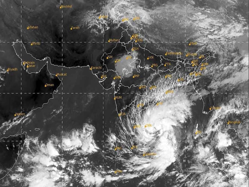 এবার সেই সম্ভাবনা আরও স্পষ্ট করল আলিপুরের ভবিষ্যৎবাণী। পশ্চিম-মধ্য ও উত্তর পশ্চিম বঙ্গোপসাগরে ঘূর্ণাবর্ত শক্তিশালী হওয়ার ইঙ্গিত। ঘূর্ণাবর্তটি শুক্রবারের মধ্যে নিম্নচাপে পরিণত হওয়ার প্রবল সম্ভাবনা। আর একইসঙ্গে দক্ষিণবঙ্গে সক্রিয় হবে মৌসুমী বায়ু।
