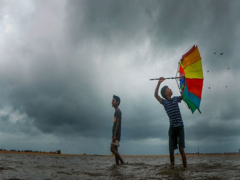 সর্বশেষ রিপোর্ট বলছে বজ্রবিদ্যুৎ-সহ বৃষ্টি সঙ্গে দমকা ঝোড়ো হাওয়ার সর্তকতা জারি করা হয়েছে। আগামী দু'ঘণ্টায় দক্ষিণবঙ্গের বেশ কয়েকটি জেলাতে ঝড় বৃষ্টির সতর্কতা।