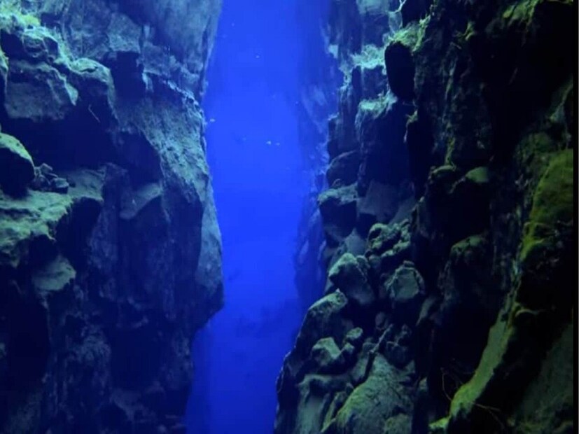 গবেষকদের দাবি, তরঙ্গগুলো পৃথিবীর অভ্যন্তরীণ স্তরের মধ্যে দিয়ে যাওয়ার সময় কিছু জায়গায় তার গতি কমে যায়। কেন এই গতি শ্লথ হয়ে গেল, তার অনুসন্ধান শুরু করেন বিজ্ঞানীরা। সেই অনুসন্ধান করতে গিয়েই পৃথিবীর গভীরে থাকা এই বিশাল জলভাণ্ডারের খোঁজ পান তারা।
