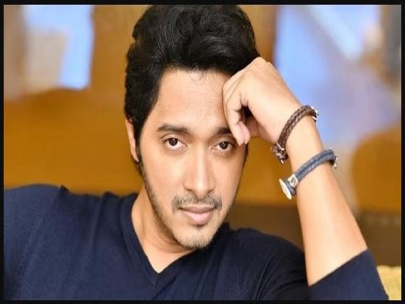 ইতিমধ্যেই ওষুধ নির্মাতা কোম্পানি অ্যাস্ট্রাজেনেকা স্বীকার করেছে, তাদের তৈরি কোভিড টিকার পার্শ্বপ্রতিক্রিয়া রয়েছে। অক্সফোর্ড-অস্ট্রাজেনেকা কোভিড ভ্যাকসিন বিশ্বব্যাপী কোভিশিল্ড এবং ভ্যাক্সজেভরিয়া ব্র্যান্ড নামে বিক্রি হয়েছিল।
