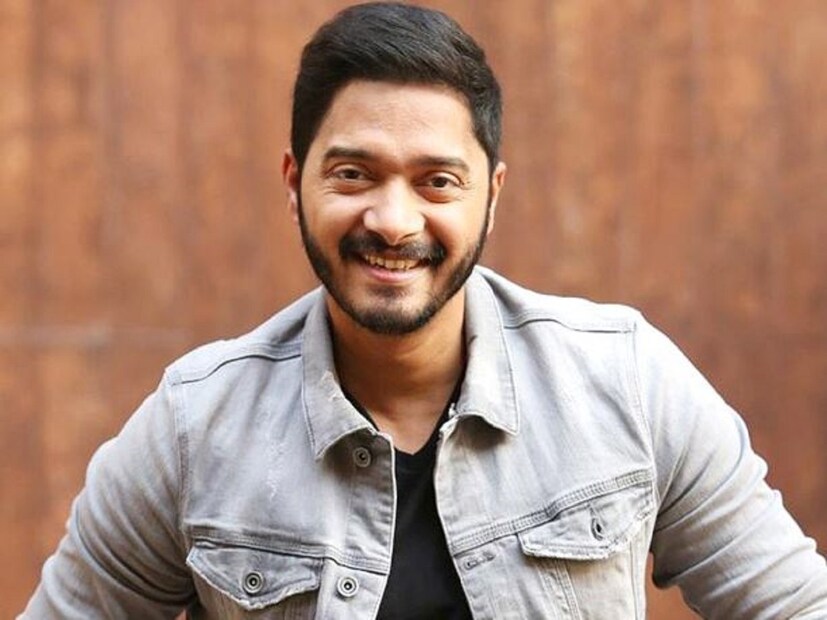 গত ফেব্রুয়ারি অ্যাস্ট্রাজেনেতা আদালতে একটি নথি জমা দেয়। সেখানে তারা স্বীকার করেছে যে, তাদের তৈরি কোভিড ভ্যাকসিনের কারণে 'খুব বিরল টিটিএস' এর ঘটনা ঘটতে পারে। টিটিএস-এর পুরো অর্থ হল থ্রম্বোসাইটোপেনিয়া সিনড্রোম। এর ফলে শরীরে রক্ত জমাট বাঁধার লক্ষণ দেখা দিতে পারে। এমনকী রক্তে প্লেটলেট বা অনুচক্রিকাও কমতে দেখা গিয়েছে।