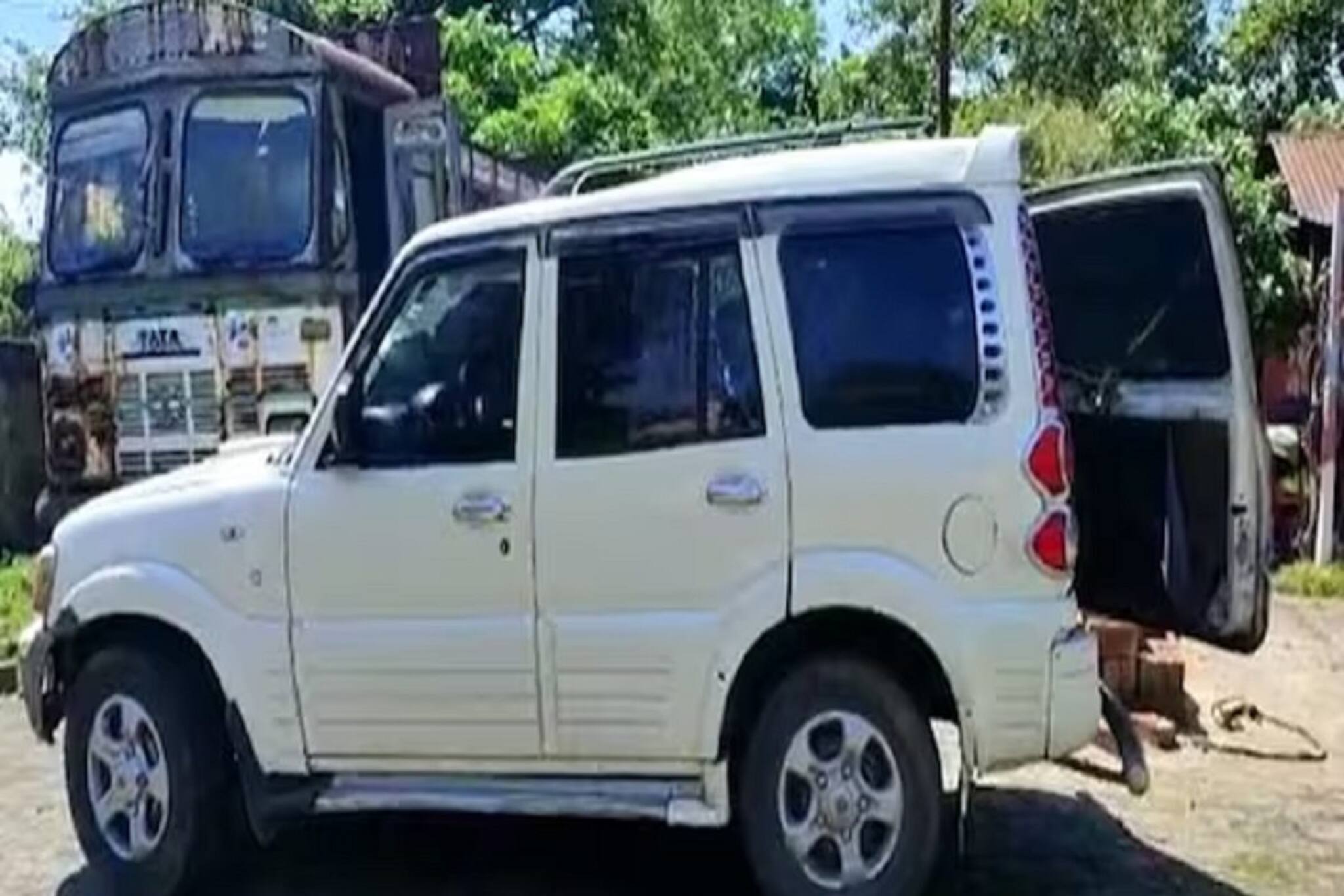 ভারত থেকে নেপালে পালাচ্ছিল একটি গাড়ি, ধরতেই ভিতর থেকে যা বেরল, চক্ষু চড়কগাছ