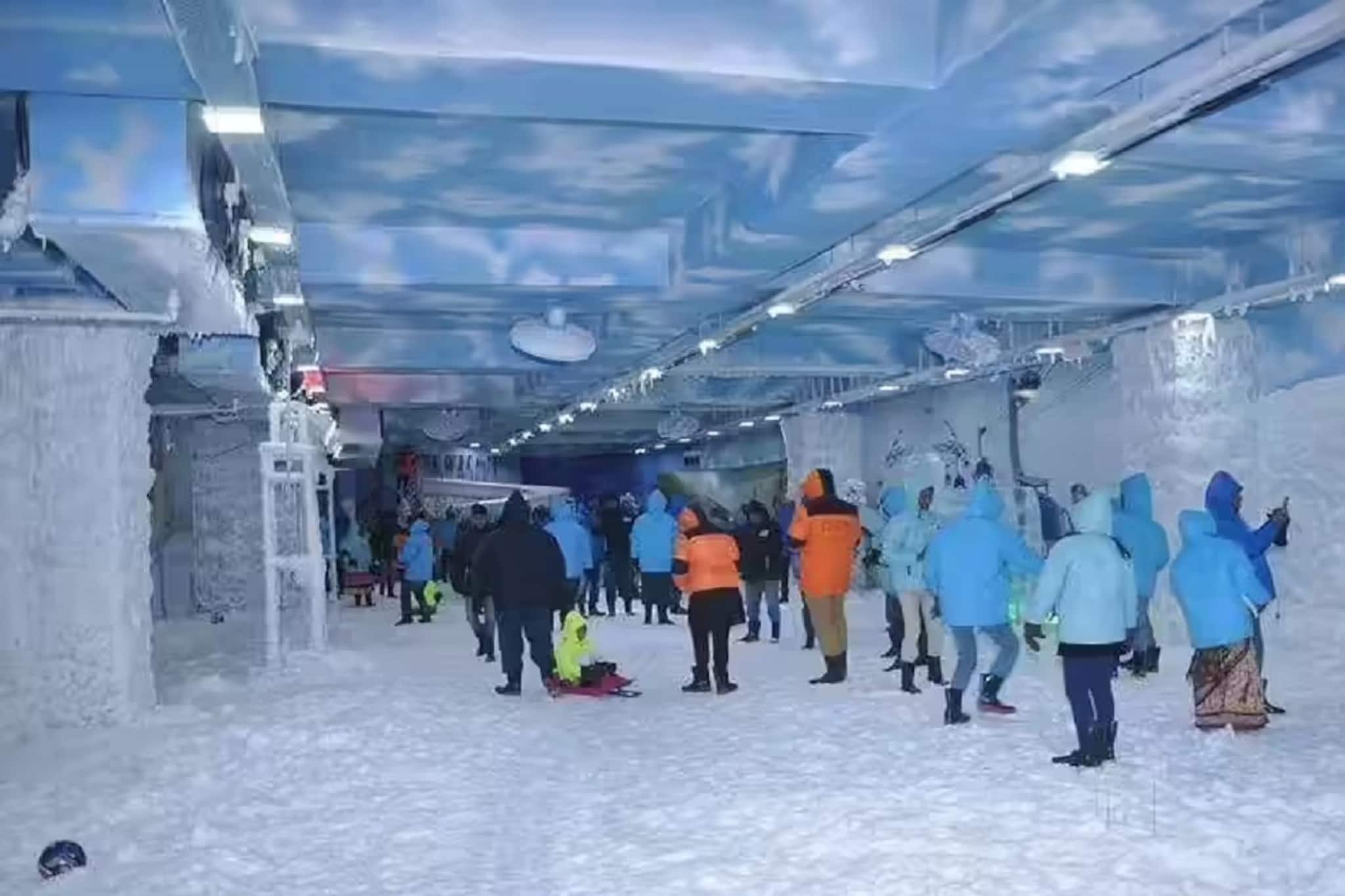 কলকাতায় বরফ! এই গরমে নামমাত্র খরচে ঘুরে আসুন এই স্নো পার্ক থেকে! মুগ্ধ হয়ে যাবেন