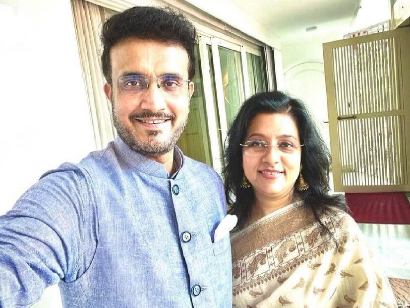 এর পর সৌরভকে আবার আরেকটি প্রশ্ন করেন কোয়েল। তিনি জিজ্ঞেস করেন, ফেলুদা হলে প্রথমেই কোন রহস্য সমাধান করতে চাইবে তুমি? সেখানেও দাদা লং অনের উপর দিয়ে ছক্কা হাঁকালেন।