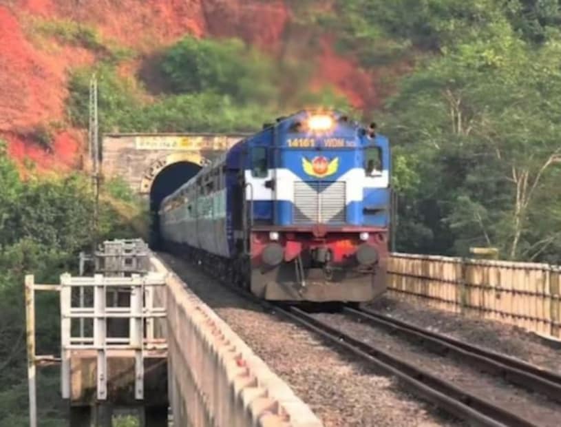 RAC (Reservation Against Cancellation)এর অর্থ, কোনও ওয়েটিংয়ে থাকা যাত্রীর যদি টিকিট নিশ্চিত হয় তখন অনেক সময় RAC দেওয়া হয়তখন একটি সিট দু’জন যাত্রীকে ভাগ করে যেতে হয়।