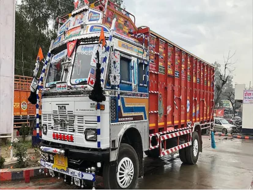 যদি গাড়ি ওভারলোড হত, তাহলে জুতাটা মাটি ছুঁয়ে ফেলত। এর অর্থ আর যাত্রী কিংবা মাল গাড়িতে লোড করা যাবে না। আবার জুতা মাটি স্পর্শ না করলে বোঝা যেত গাড়ি এখনও ওভারলোড হয়নি।
