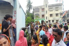 জলের দাবিতে রাস্তায় বালতি রেখে পথ অবরোধ, বিক্ষোভ মহিলাদের