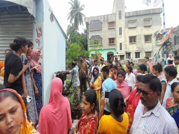 জলের দাবিতে পথ অবরোধ