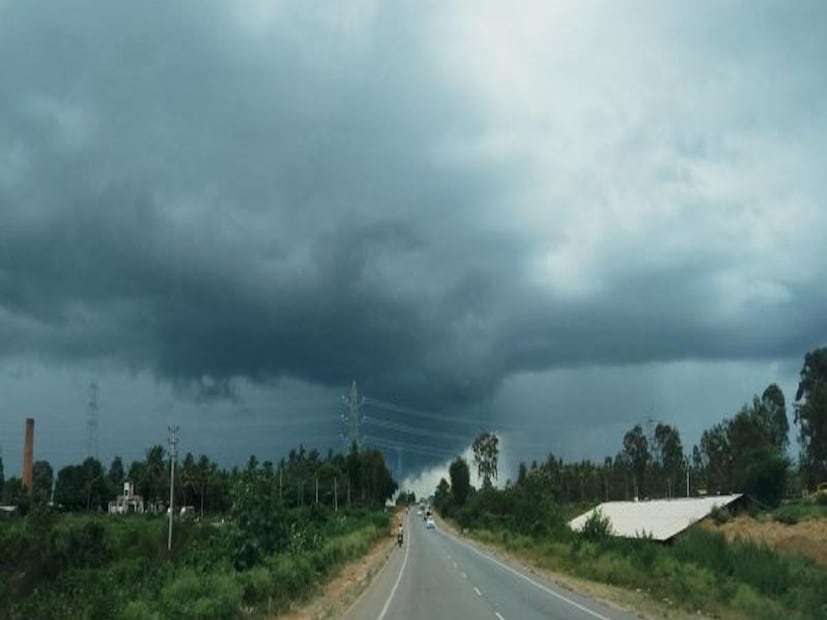 Bengal Rain Update: আগামী দু’তিন ঘণ্টায় উত্তরবঙ্গে ঝড় ও বৃষ্টির সতর্কতা। উত্তরবঙ্গের মোট ৫ জেলা ভাসতে চলেছে আর কিছুক্ষণের মধ্যে। বজ্রবিদ্যুৎ-সহ বৃষ্টি হবে।