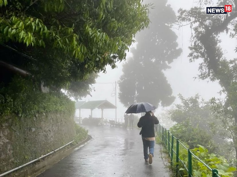 দার্জিলিং কালিম্পং আলিপুরদুয়ার কোচবিহার জলপাইগুড়ি এই পাঁচ জেলাতেই ভারী থেকে অতি ভারী বৃষ্টি সতর্কতা। বিক্ষিপ্তভাবে কোথাও কোথাও বৃষ্টি হতে পারে ২০০ মিলিমিটার পর্যন্ত।